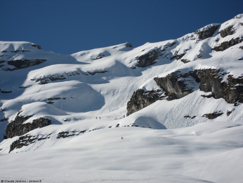 Chapeau Gaspard : On voit des skieurs là où j'aurais du quitter la trace ! et la pointe 2330m au centre.