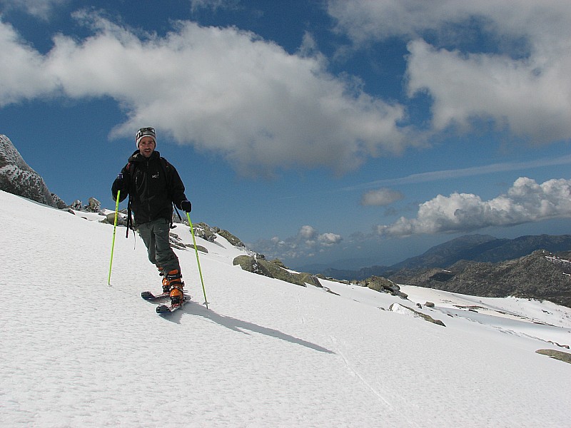 la montée : on devine le golf du valinco en toile de toile de fond