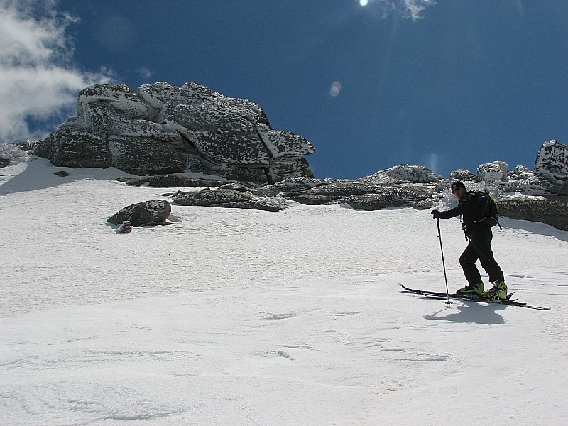 dans la montée : les rochers temoignent de la violence du vent