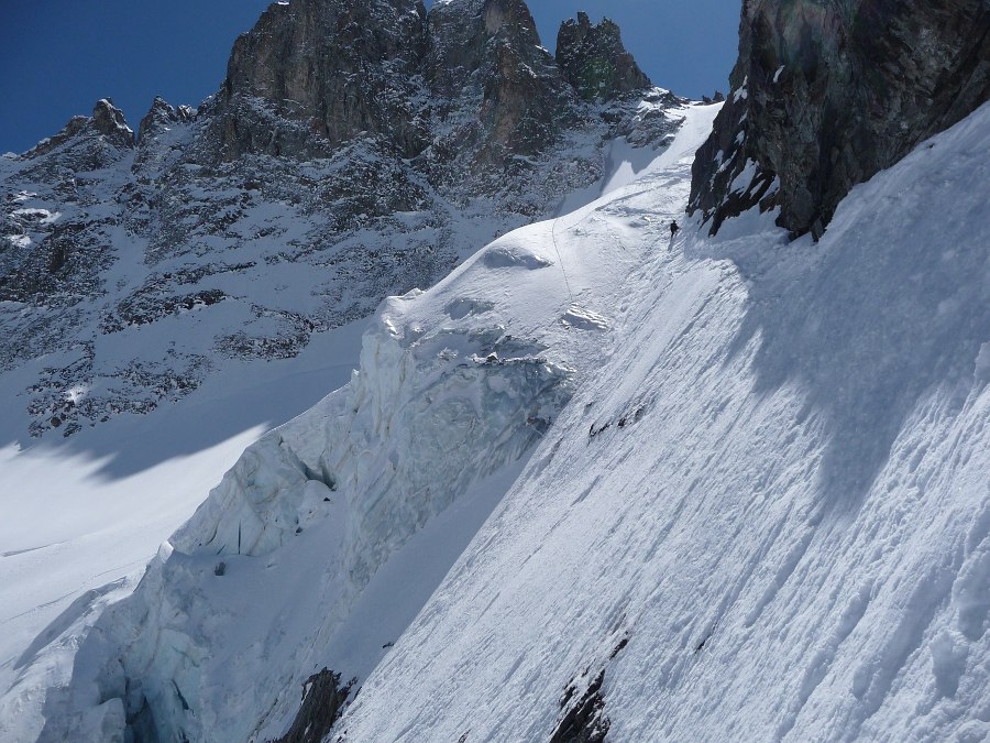 Glacier d'Armande : La traversée expo en rive gauche, pour passer la première chute de séracs