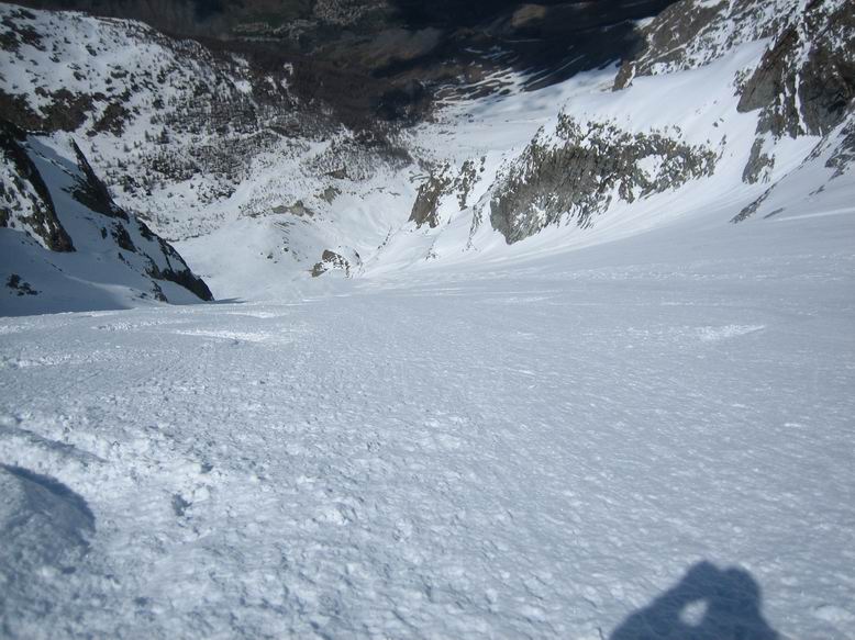 Descente des Enfetchores : Un régal ! 50cm de fraiche dans un cadre de haute montagne exceptionnel avec le Grand Pic de la Meije en arriere-plan.