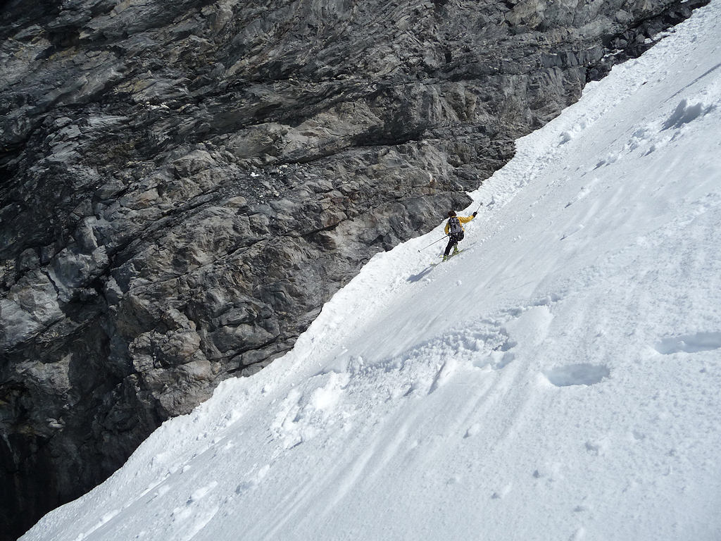 Claude se bat : Un peu meilleur le long des rochers