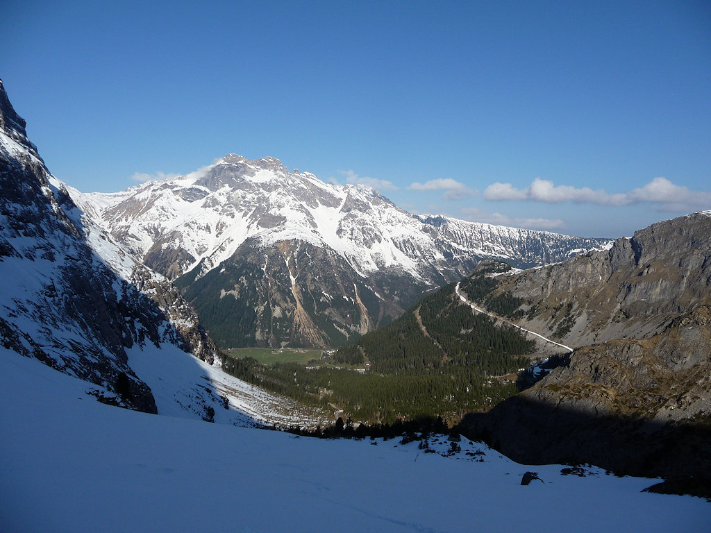 Montée vers l'Arcelin : Un coup d'oeil sur la vallée