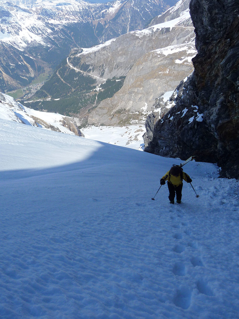 Claude dans les traces : Nous avons choisi l'option de montée en rive droite.