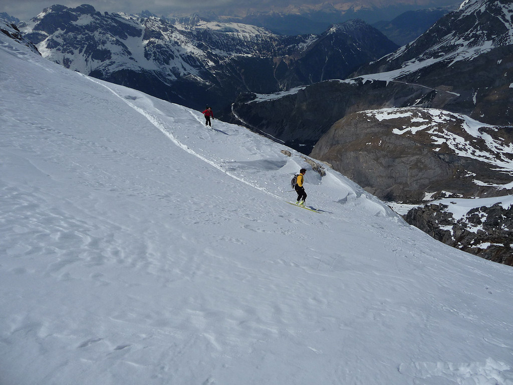 Avant d'attaquer le couloir : Nous retrouvons la neige croutée.