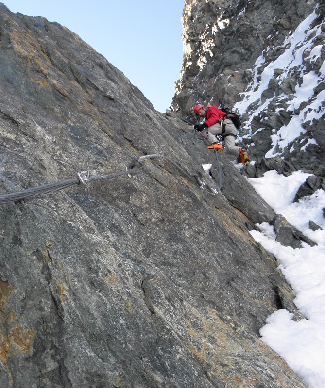 Les câbles découverts. : Possibilité de les éviter par le couloir mais risqué.