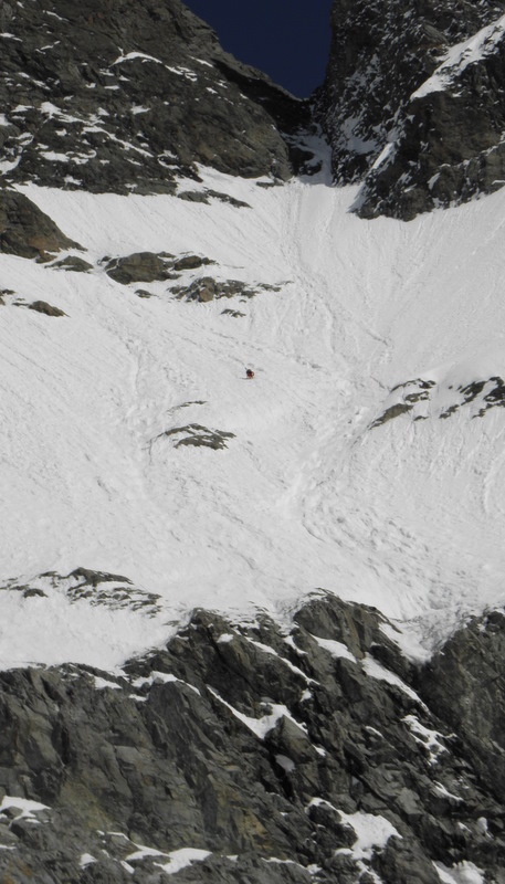 Redescente du col : Instant suspendu, il ne reste plus qu'à faire confiance au manteau neigeux.