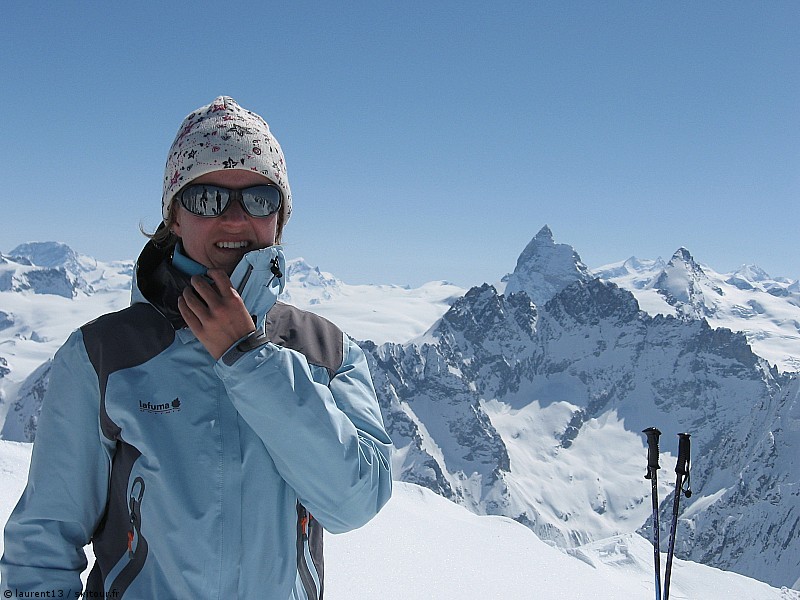 Sommet : Cécile avec le Cervin et Dent d'Hérens en toile de fond