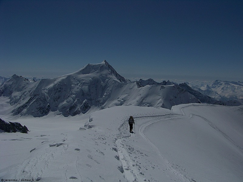mittaghorn : On fini à ski sur l'arête, devant l'Aletschhorn.