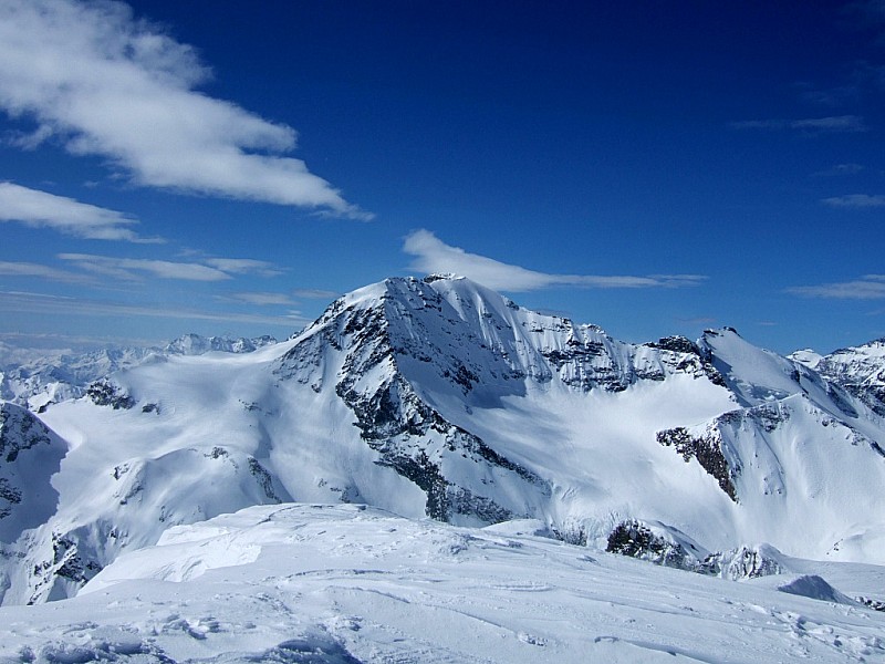 Gde Ciamarella : Du sommet, vue sur la face Nord de la Gde Ciamarella, skiée par 3 personnes ce jour la.