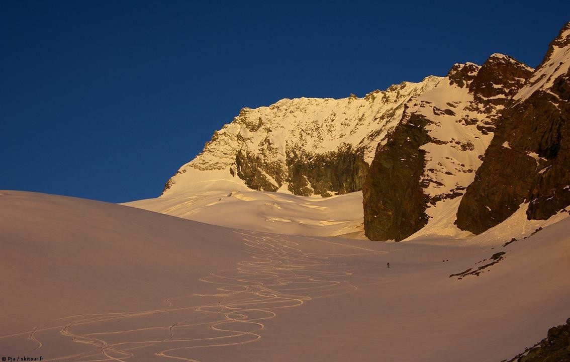 Sous le Mont-Pourri : Tout est immobile et en suspens à ce moment là.