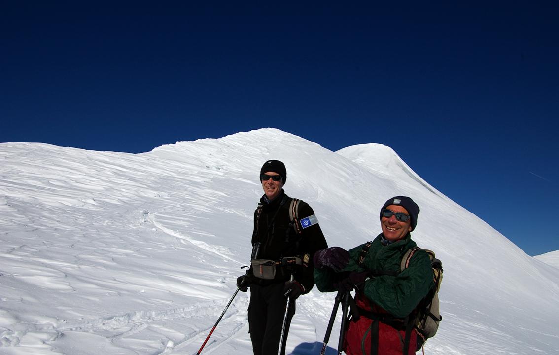 JPF sous le sommet : Retrouvailes avec JPF sous le sommet de la Sache, la belle arrête EST skiée aujourd'hui.