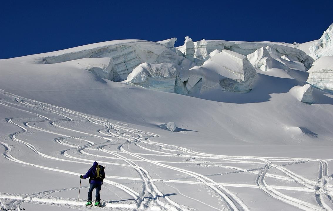 JR à la montée : La montée, rythmée par ses pénitents de glace.