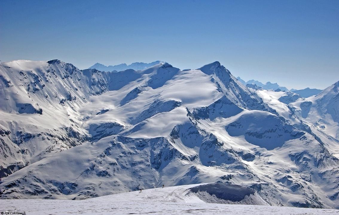 Descente vers G-Parei : JPF godille vers Grandes Parei. Grand angle sur Plates des Chamois, Petite & Grande Sassière, FN Tsanteleina. Et en arrière plan: le GP.