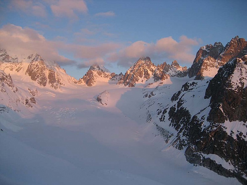 glacier de Saleina : lever de soleil sur les aiguilles d'Argentière et du Chardonnet