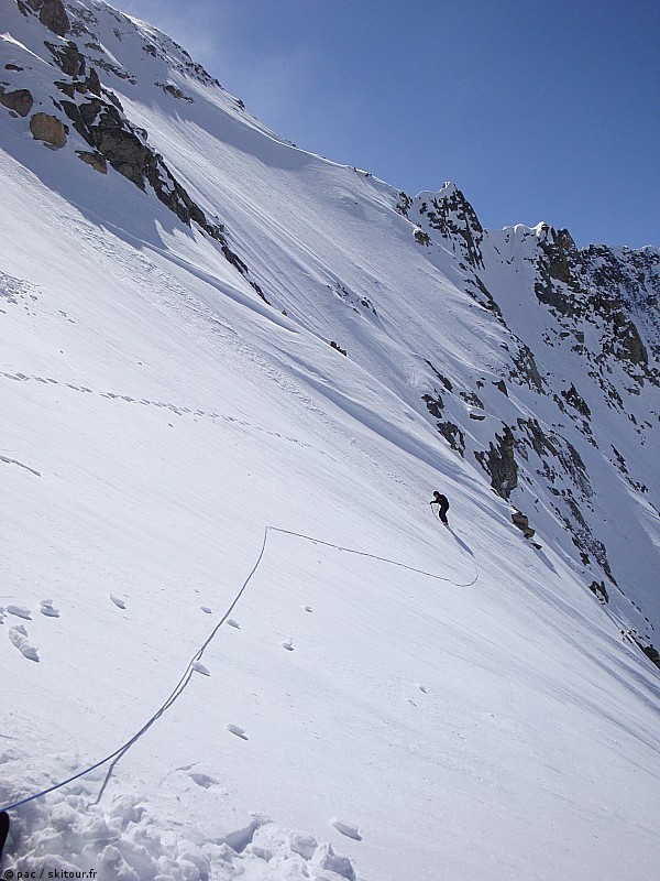 coup de main : a une sympathique sexagénaire dont le baton s'est miraculeusement arrété à mi-pente, et qui n'a pas confiance
--> on est tous d'accord, ca pue la plaque