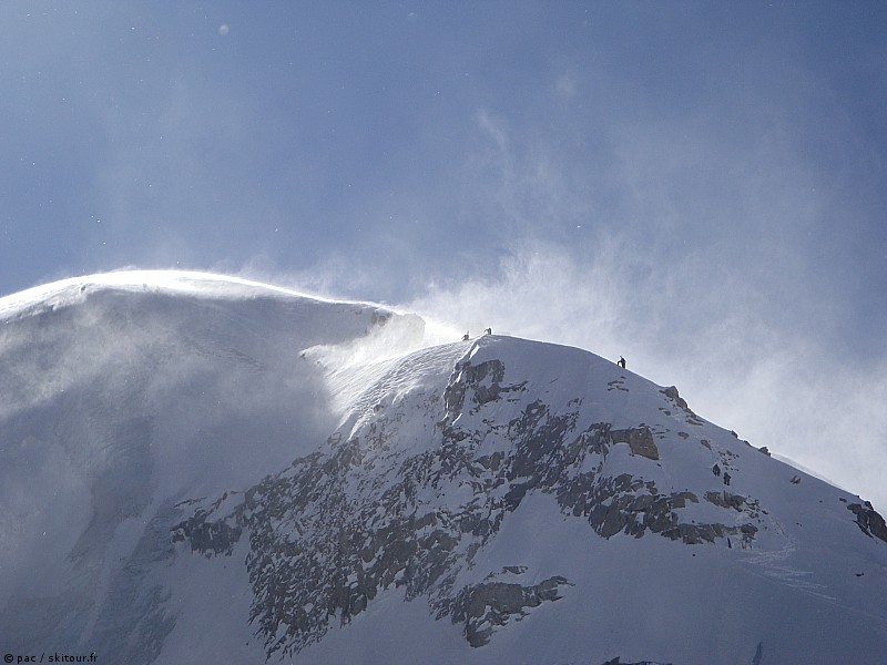 vue sur le sommet : c'est même tellement venté que ca pue la plaque! On les laisse lutter contre le vent pendant un pique nique 4 étoiles