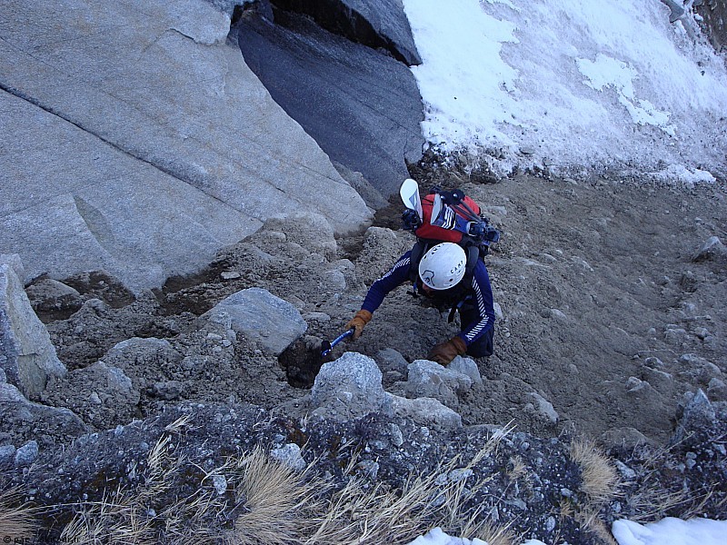 dans la moraine : bonne mise au taquet sur les quelques metres dans le terrain instable. Sinon l'itinéraire est recommandable