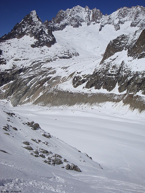 vue sur l'itinéraire : on a franchi a moraine au bon matin par le couloir facile puis par la rampe horizontale pour rejoindre la pierre à berenger.