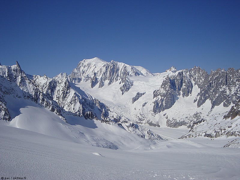 vue grand angle : de la dent du géant, en passant par le col du tacul fait la veille, jusqu'aux aiguilles de Chamonix!! Ca envoie du panorama par là quand même!