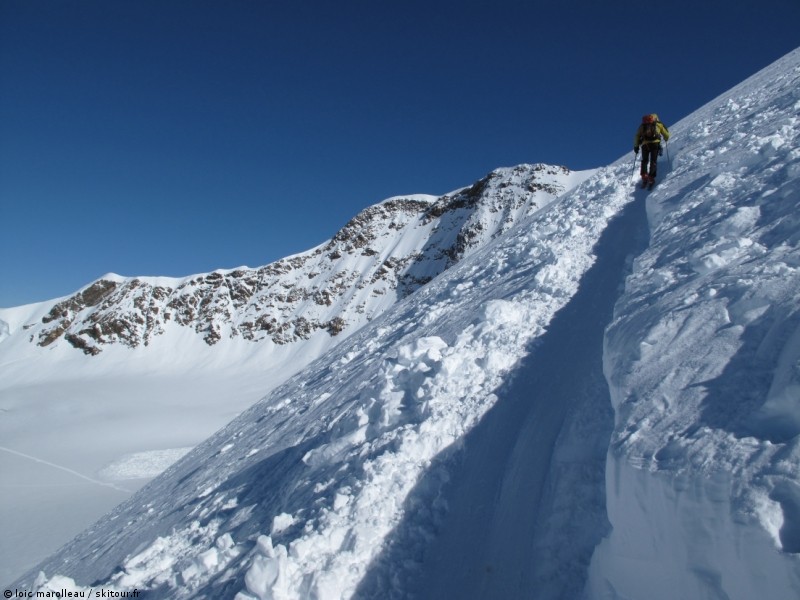Le Nez du Lyskamm : Une trace découpée à la pelle dans une couche compacte sur 1.50m (chute de neige du week end dernier)