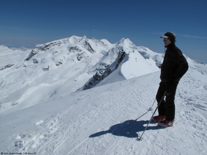 Breithorn : Eric au ommet du Breithon avec l'enfilade des arêtes en fond