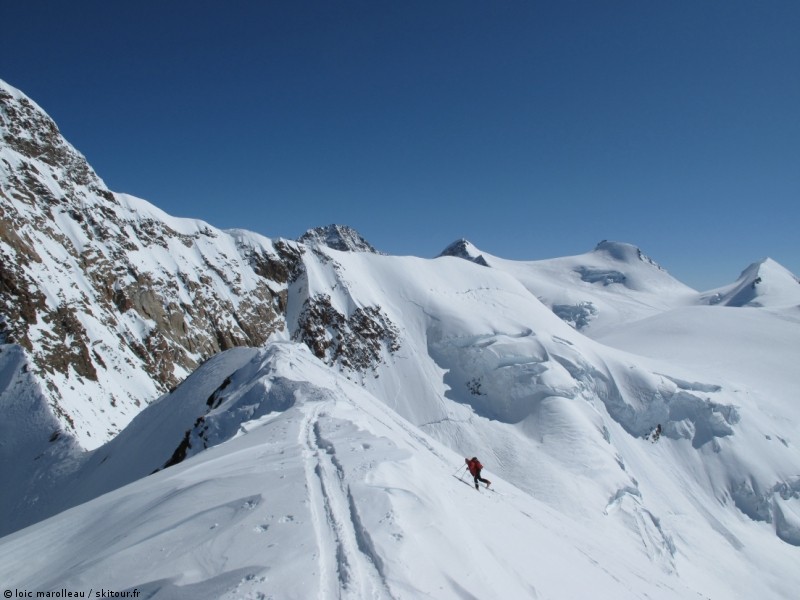 Le Nez du Lyskamm : De gauche à droite: un bout du Lyskamm, Pointe Dufour, Zumstein, Signalkuppe, Parrot
