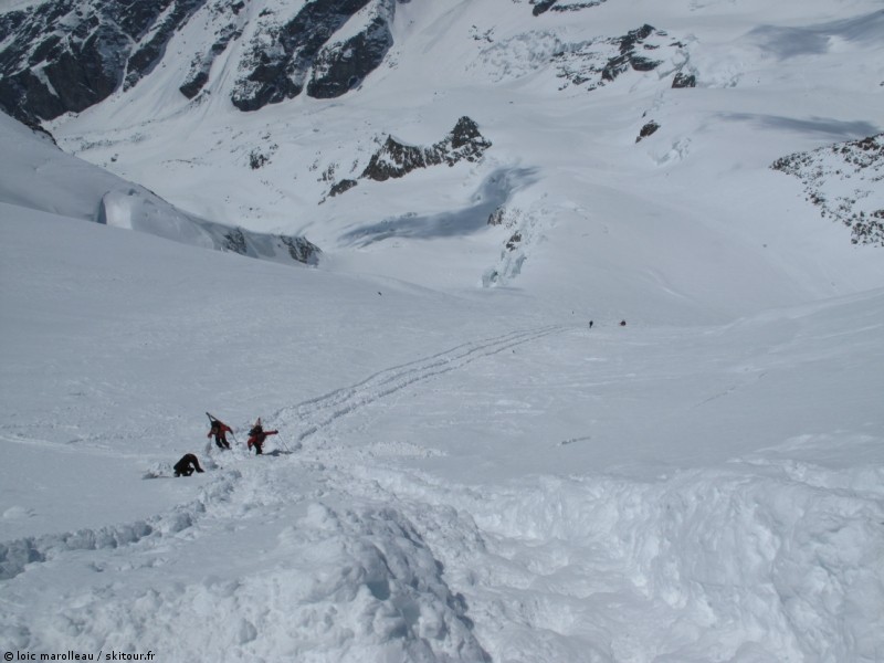 Le Castor : Vue de la face sud du Castor hyper tracée par le passage de la Mezzalama