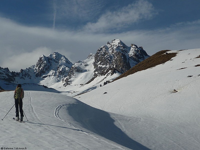 #1 Roche nue : Vue sur l Roche nue : Vue sur l'aiguille du rateau (à droite), et sur Roche nu à gauche et sur les marmottes en bas.