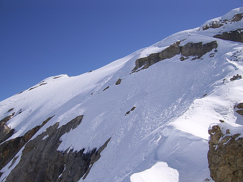 le sommet : vue du col avec ses belles corniches