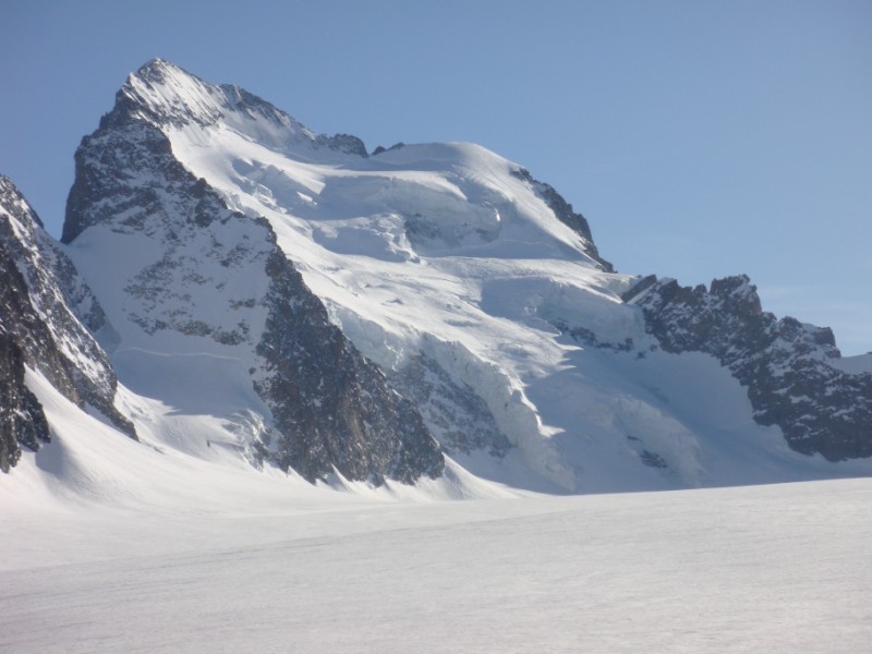 Sa Majesté : se dévoile en arrivant en vue du refuge.