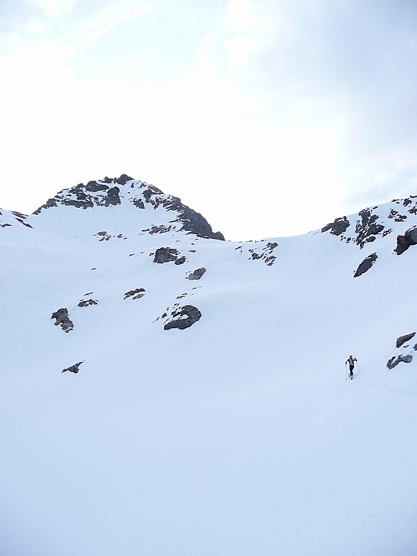 Sommet en vue : Laurent trace en direction du sommet dans cette neige molle/croutée