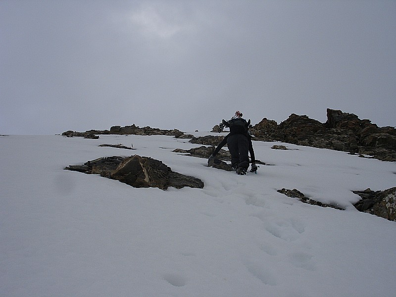 Accès au sommet : On quitte les ski pour quelques mètre afin d'atteindre le sommet.