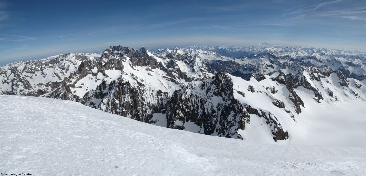 sommet du dôme : roche Faurio au 1er plan, le massif de la Meijeà sa gauche et tout au loin le Mont Blanc: des conditions météo exceptionnelles