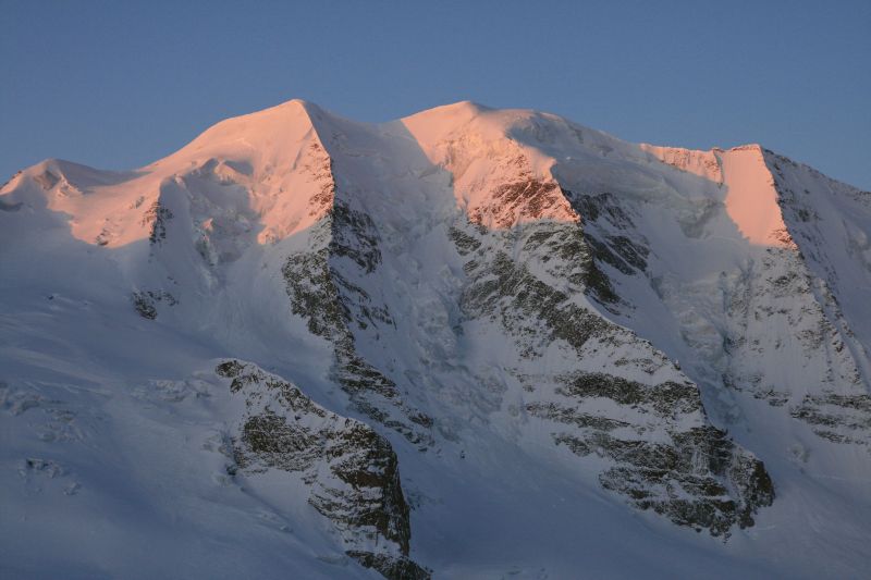Piz Palü face Nord : Il y a pire comme réveil, et comme 1ère journée. On atteint le sommet Est en AR