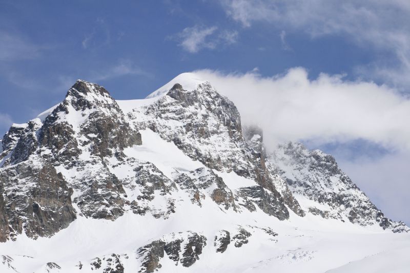 Le Piz Roseg fume : 2 couloirs en haut et en bas mènent à l'arête