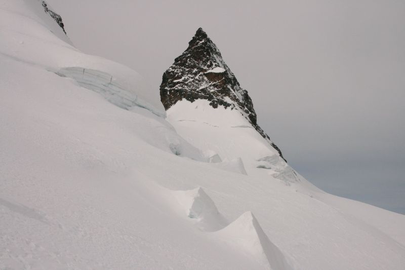 Crest Agüzza : et sa pointe particulière dans ce paysage glaciaire