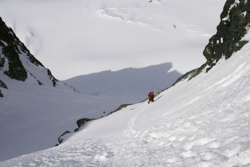 Lulu dans le couloir : passage le plus raide vers les rochers du bas