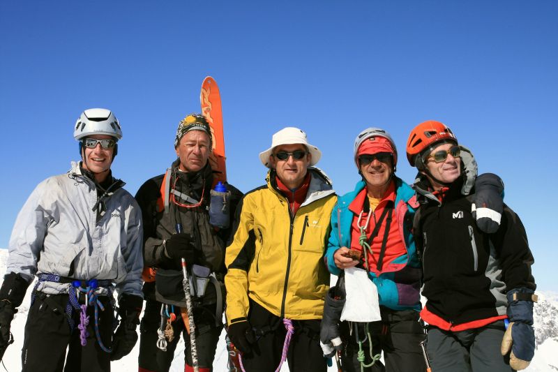 L'équipe au sommet : Djé, Lulu, Ariel, Denis et JF