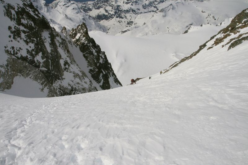Vue plongeante du col : dans le couloir