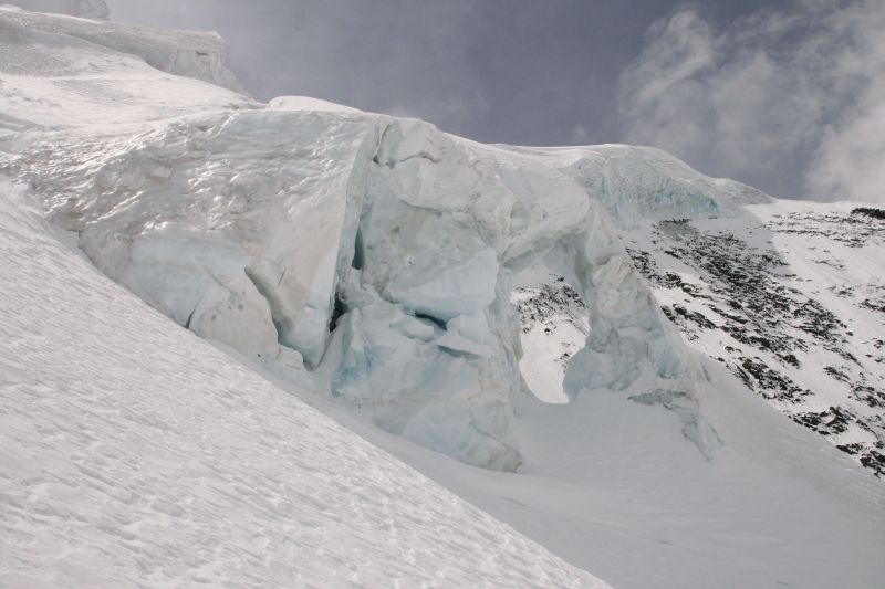 Arche dans les séracs : insolite et magique