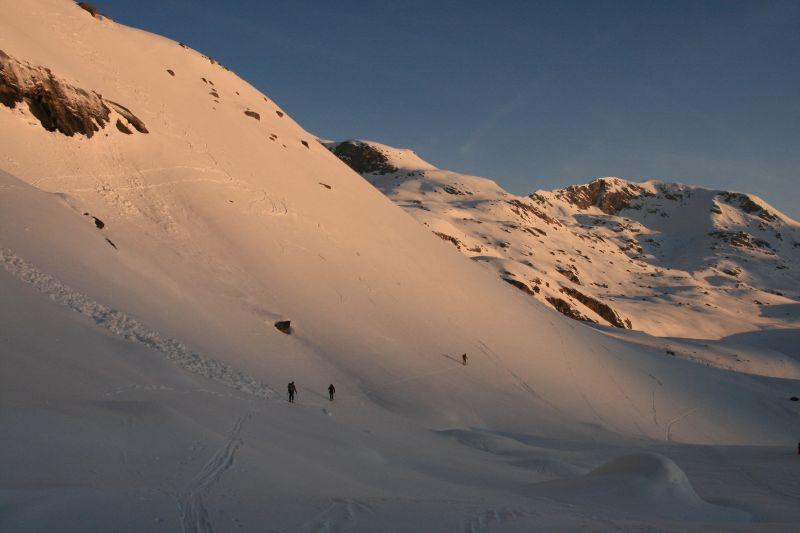 on change de pays : pour aller à Tschierva, avec le levé de soleil
