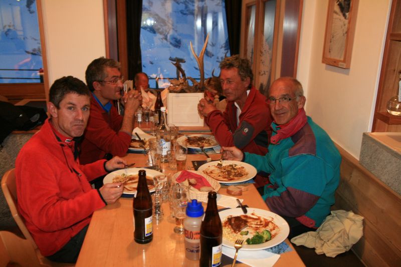 JF, Ariel, Lulu et Denis : à l'hôtel Diavolezza. On est servis comme au resto en arrivant à 20h