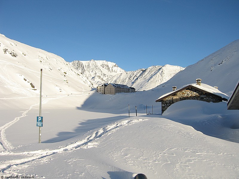 Lac et Hospice : Vue du Lac et de l'Hospice depuis le col du Grand Saint Bernard depuis le côté Italien.