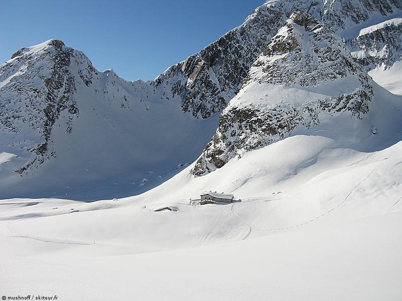 Chalets de Baou : Tour des Fous en arrière plan