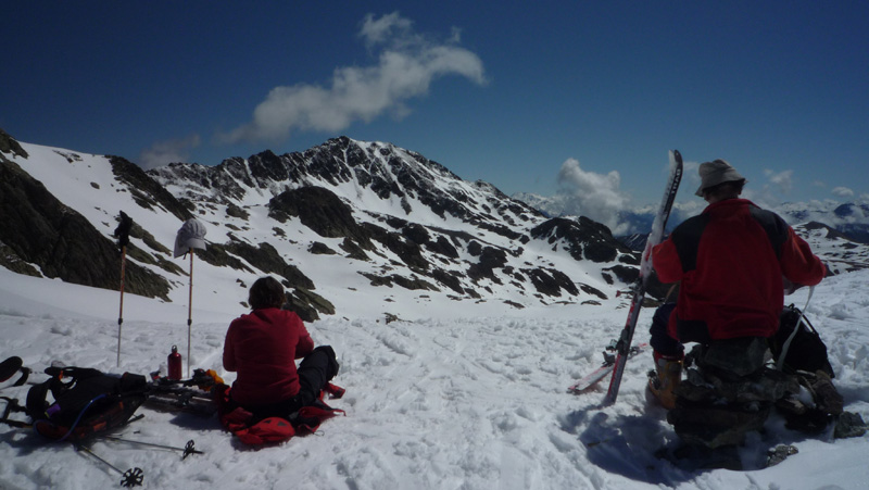 Face à la cime du Sambuis : Do et Christian au col de la Croix, en contemplation