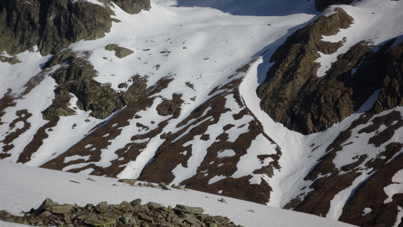 pente vers 2400 m : ça passe encore mais il faut faire quelques mètres sans neige