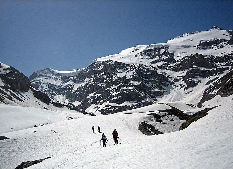 Fin de descente : devant le glacier du Vallonnet, sur les pistes en station !