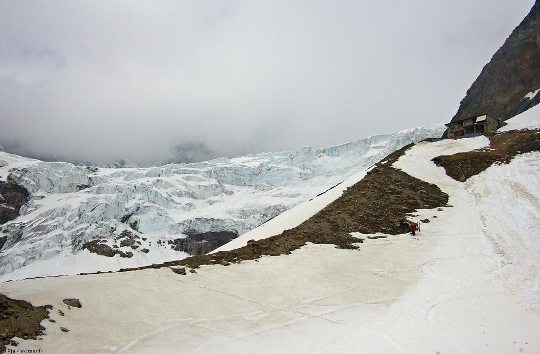 Refuge AOSTA : Environnement du refuge AOSTA. séracs du Glacier Tsa de Tsan en arrière fond, moraine fragile comme soubassement!!!