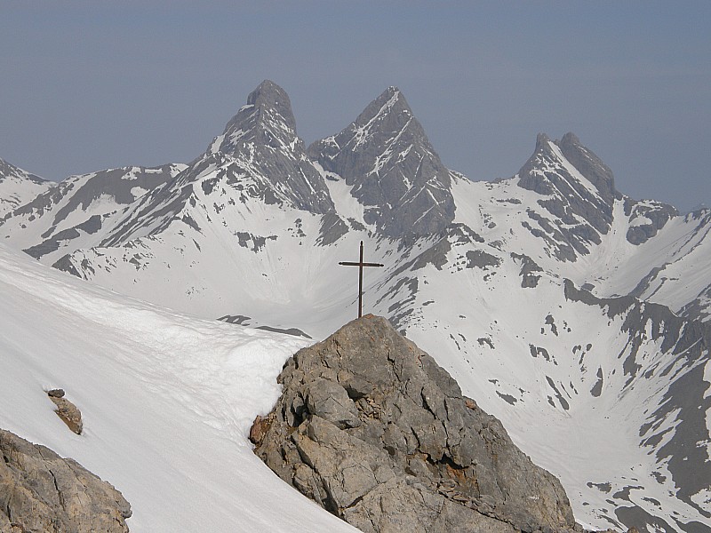Près du sommet : La croix sous la cime,devant les Aiguilles d'Arve.